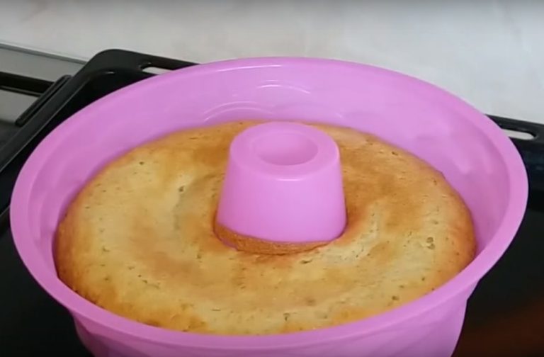 Манник на кефире – лучшие рецепты очень вкусного воздушного пирога