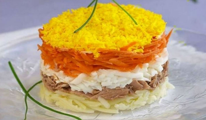 Вкусный и нежный салат «Мимоза», классический пошаговый рецепт с рыбными консервами
