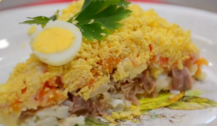 Вкусный и нежный салат «Мимоза», классический пошаговый рецепт с рыбными консервами