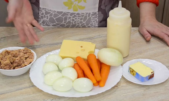 Вкусный и нежный салат «Мимоза», классический пошаговый рецепт с рыбными консервами
