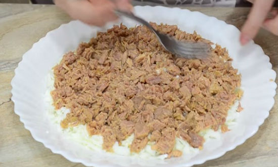 Вкусный и нежный салат «Мимоза», классический пошаговый рецепт с рыбными консервами