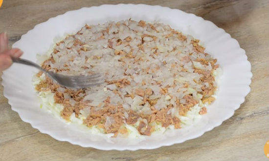 Вкусный и нежный салат «Мимоза», классический пошаговый рецепт с рыбными консервами