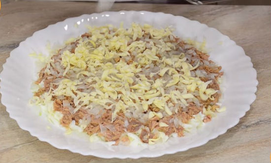 Вкусный и нежный салат «Мимоза», классический пошаговый рецепт с рыбными консервами