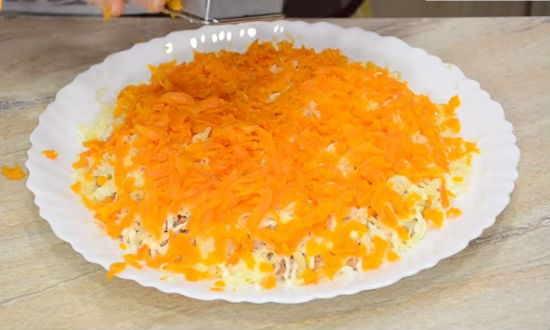 Вкусный и нежный салат «Мимоза», классический пошаговый рецепт с рыбными консервами
