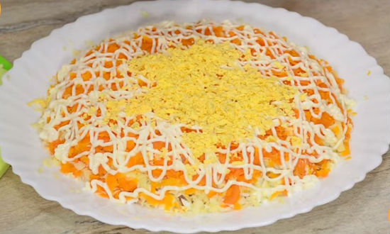 Вкусный и нежный салат «Мимоза», классический пошаговый рецепт с рыбными консервами