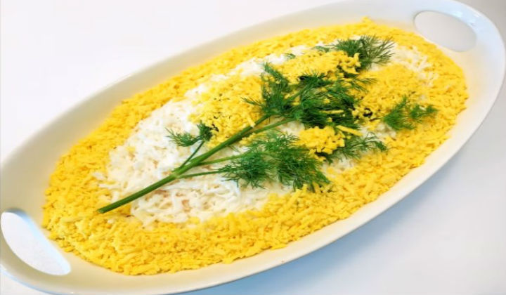 Вкусный и нежный салат «Мимоза», классический пошаговый рецепт с рыбными консервами