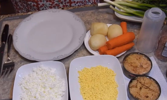 Вкусный и нежный салат «Мимоза», классический пошаговый рецепт с рыбными консервами