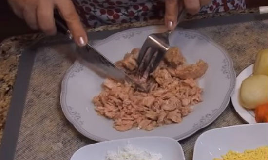 Вкусный и нежный салат «Мимоза», классический пошаговый рецепт с рыбными консервами
