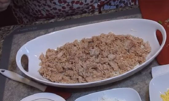 Вкусный и нежный салат «Мимоза», классический пошаговый рецепт с рыбными консервами