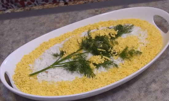 Вкусный и нежный салат «Мимоза», классический пошаговый рецепт с рыбными консервами
