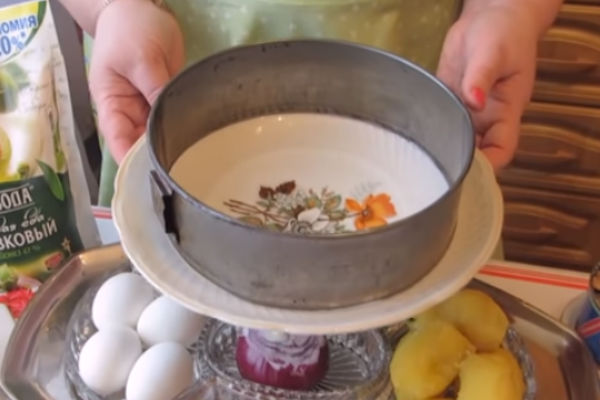 Вкусный и нежный салат «Мимоза», классический пошаговый рецепт с рыбными консервами