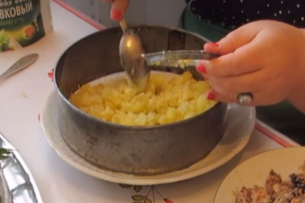 Вкусный и нежный салат «Мимоза», классический пошаговый рецепт с рыбными консервами