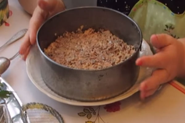 Вкусный и нежный салат «Мимоза», классический пошаговый рецепт с рыбными консервами
