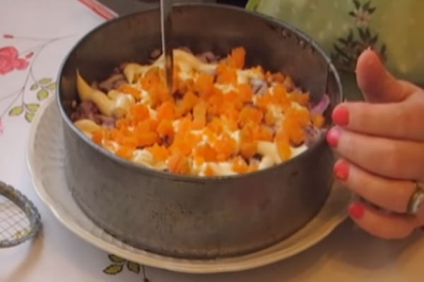 Вкусный и нежный салат «Мимоза», классический пошаговый рецепт с рыбными консервами