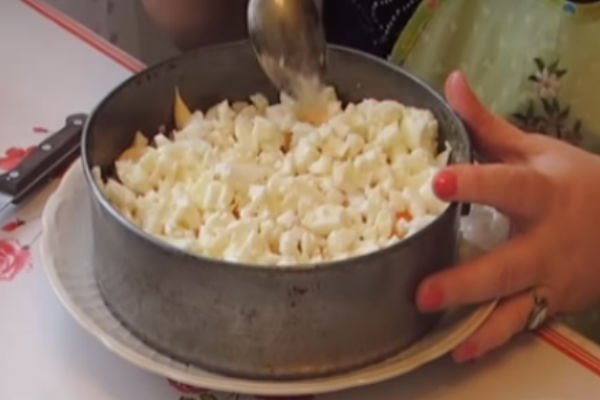 Вкусный и нежный салат «Мимоза», классический пошаговый рецепт с рыбными консервами