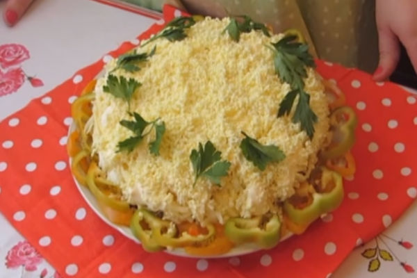 Вкусный и нежный салат «Мимоза», классический пошаговый рецепт с рыбными консервами
