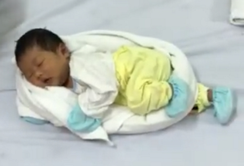 Как убаюкать младенца за 1 минуту: показывает опытная вьетнамская медсестра. Главное — поглаживать по спине.