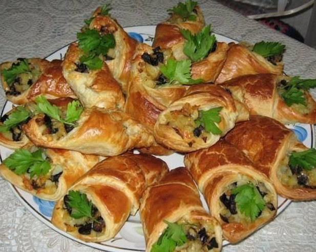 Слоеные конвертики с грибами
