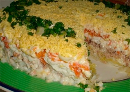 Слоеный салат с копченой курицей и корейской морковью Слоеный салат с копченой курицей и корейской морковью